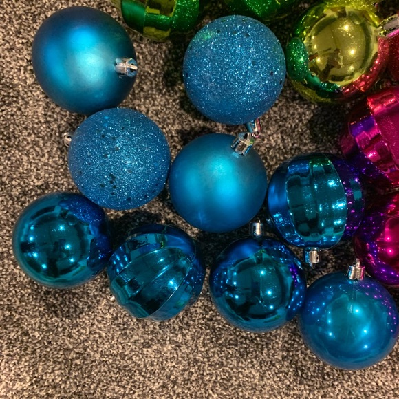 Assorted Ornaments (48) - Picture 4 of 9